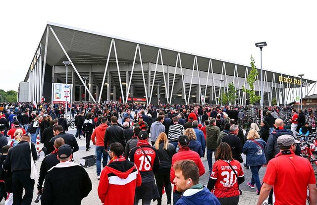 Am Freitagabend strmten die Fans zum ... &#8211; wie bei allen Spielen bisher.  | Foto: Thomas Kunz