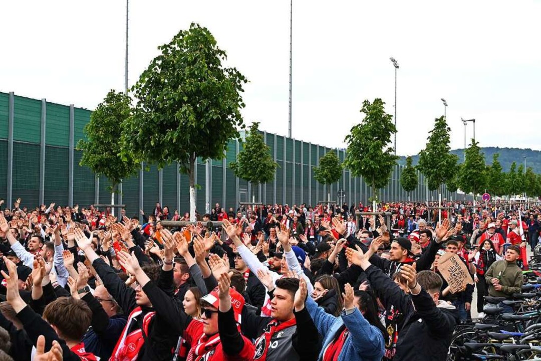 Mit einem Fanmarsch zogen eine große Z... SC-Anhängern vom Seepark zum Stadion.  | Foto: Thomas Kunz