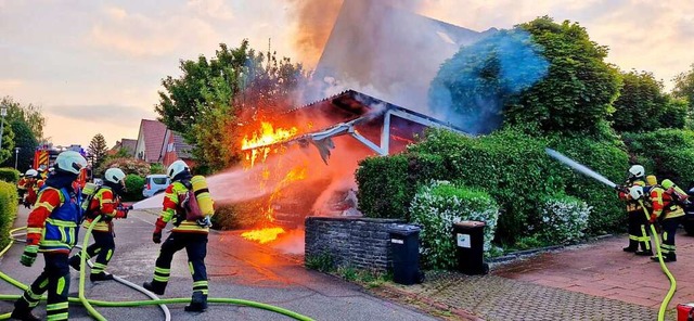 Bei Ankunft der Feuerwehr hatte das Feuer bereits auf das Carport bergegriffen.  | Foto: Feuerwehr Gundelfingen