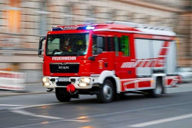 Feuerwehr lscht Dachstuhlbrand in Oberrimsingen