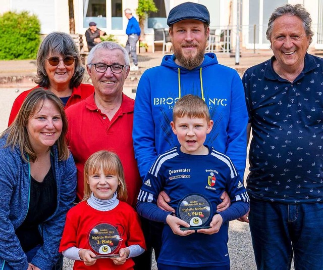 Erfolgreicher Boule-Nachwuchs: Hanna u...r Kevin Zipfel und Opa Norbert Zipfel.  | Foto: Paul Eischet