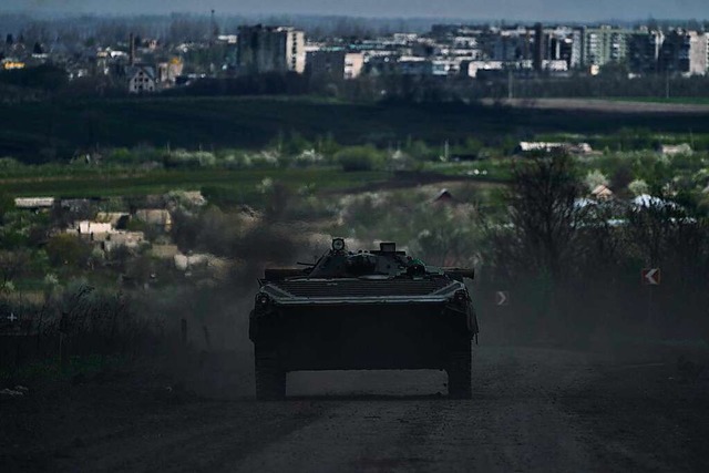 Ein ukrainischer Schtzenpanzer fhrt ...t. Die Stadt gilt als vllig zerstrt.  | Foto: Libkos (dpa)