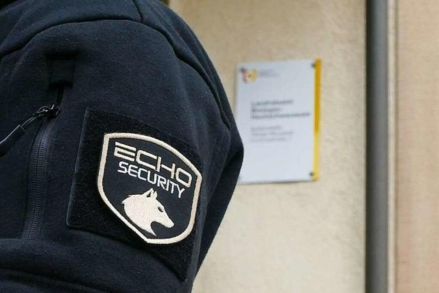 Das Landratsamt Neustadt beschftigt einen Sicherheitsdienst – und stt auf Ablehnung
