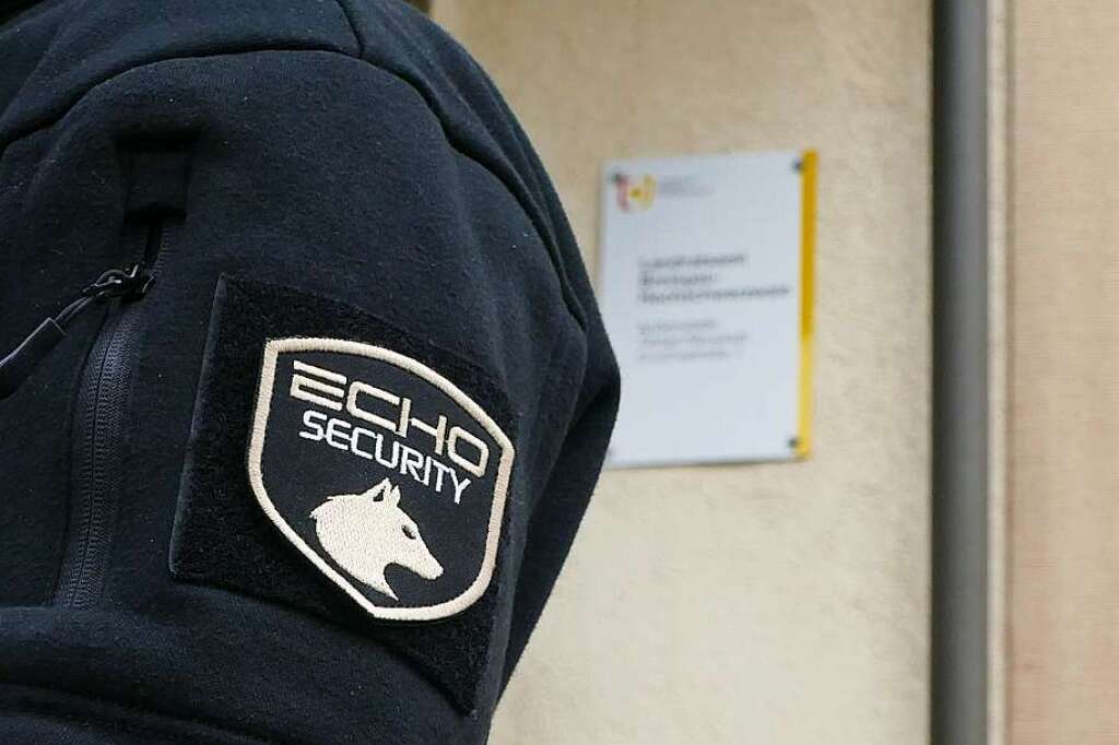 “Enforcing Appointment Obligation: Security Service at Neustadt District Office Still Active During Pandemic”