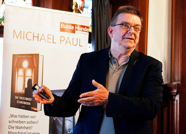 Autor Michael Paul stellt seinen fikti... vor, der NS-Verbrechen  thematisiert.  | Foto: Heidi Fel