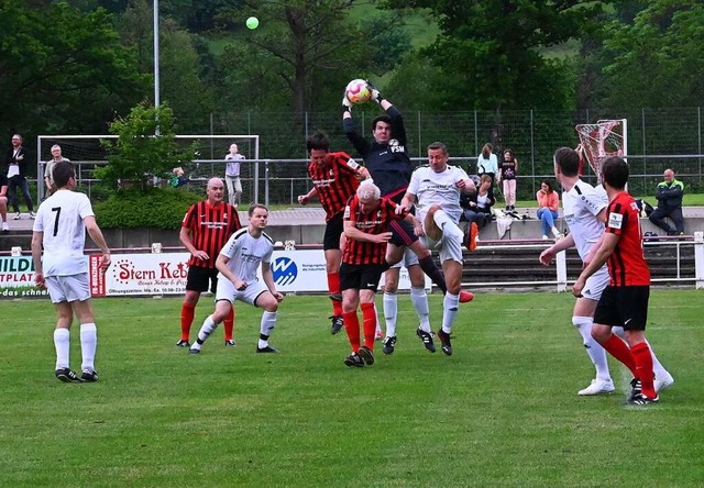 Beherzt greift Torwart Steffen Holzhau...te Hlfte mit 1:1 unentschieden endet.  | Foto: Markus Zimmermann