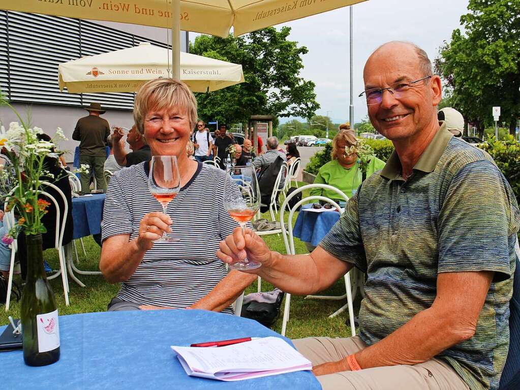 An fnf verschiedenen Stationen boten 16 Winzer ihre Produkte an. Thema des Jahres war der Ros.