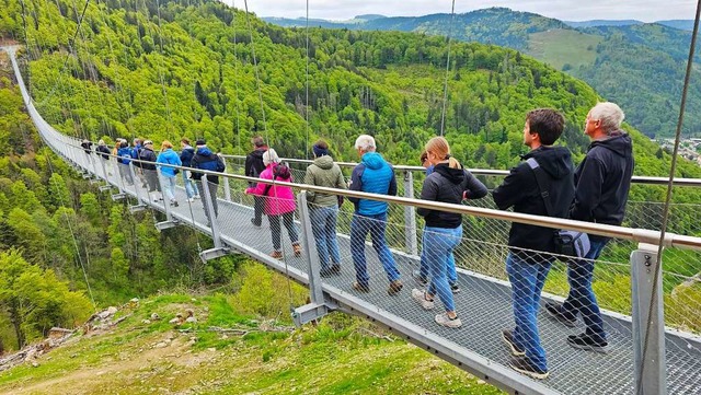 Mit einem gewissen Kribbeln im Bauch b...ebrcke ber den Todtnauer Wasserfall.  | Foto: Gerald Nill