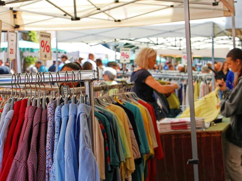 Bei endlich frhsommerlichen Temperaturen war auch Sommermode gefragt beim verkaufsoffenen Sonntag.