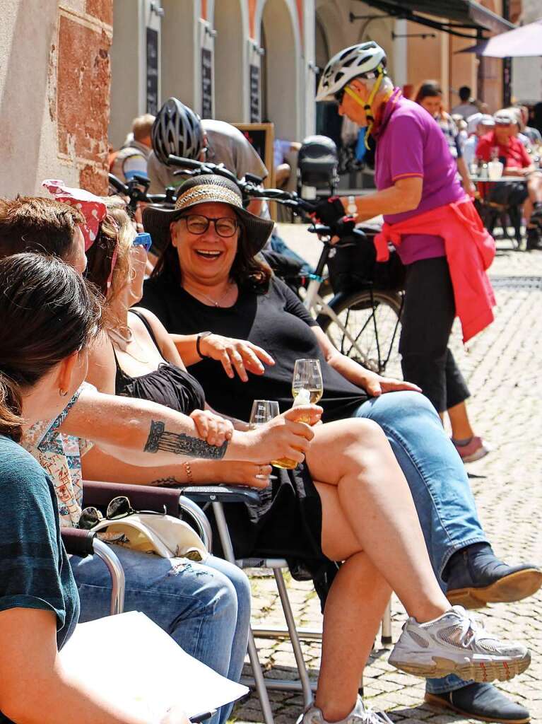 Gute Stimmung herrschte bei zeitweilig frhsommerlichem Wetter in der Endinger Innenstadt.