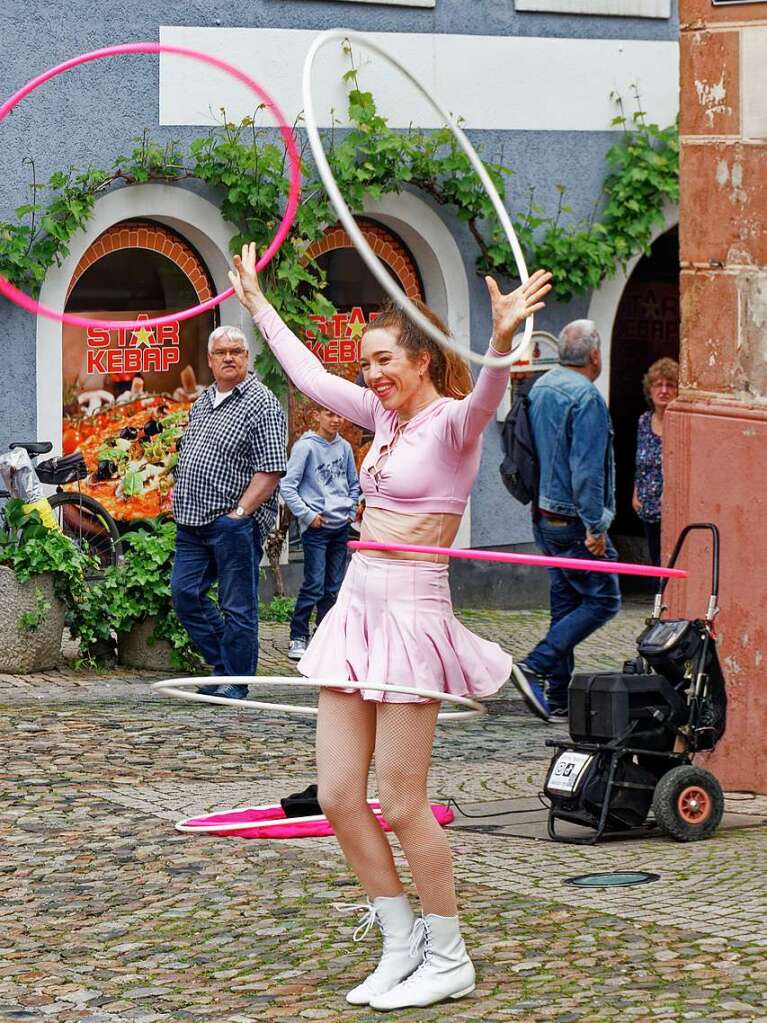 Artistik mit Reifen und Musik zeigte diese junge Frau am Samstag auf dem Endinger Marktplatz.