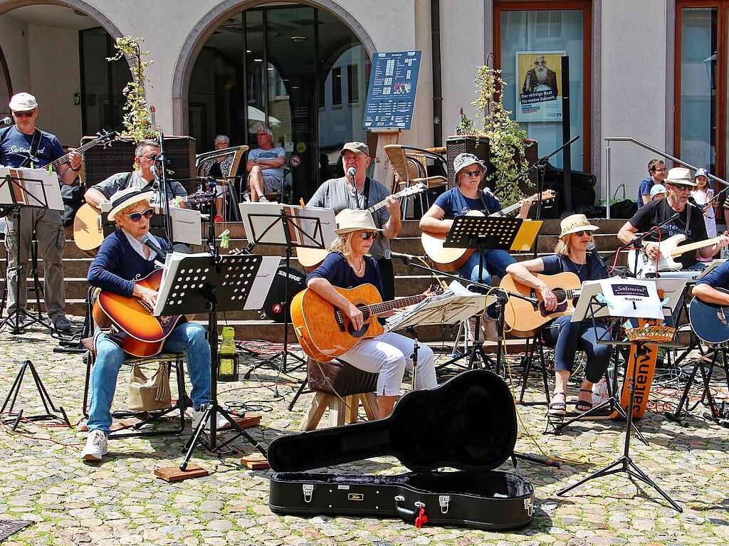 Die Gruppe Saitenwind aus der Ortenau setzte am Sonntagnachmittag musikalische Akzente auf dem Endinger Marktplatz.