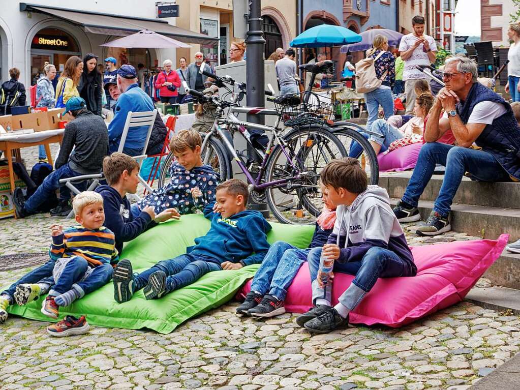 Pause muss sein - ganz bequem auf groen Kissen auf dem Marktplatz.