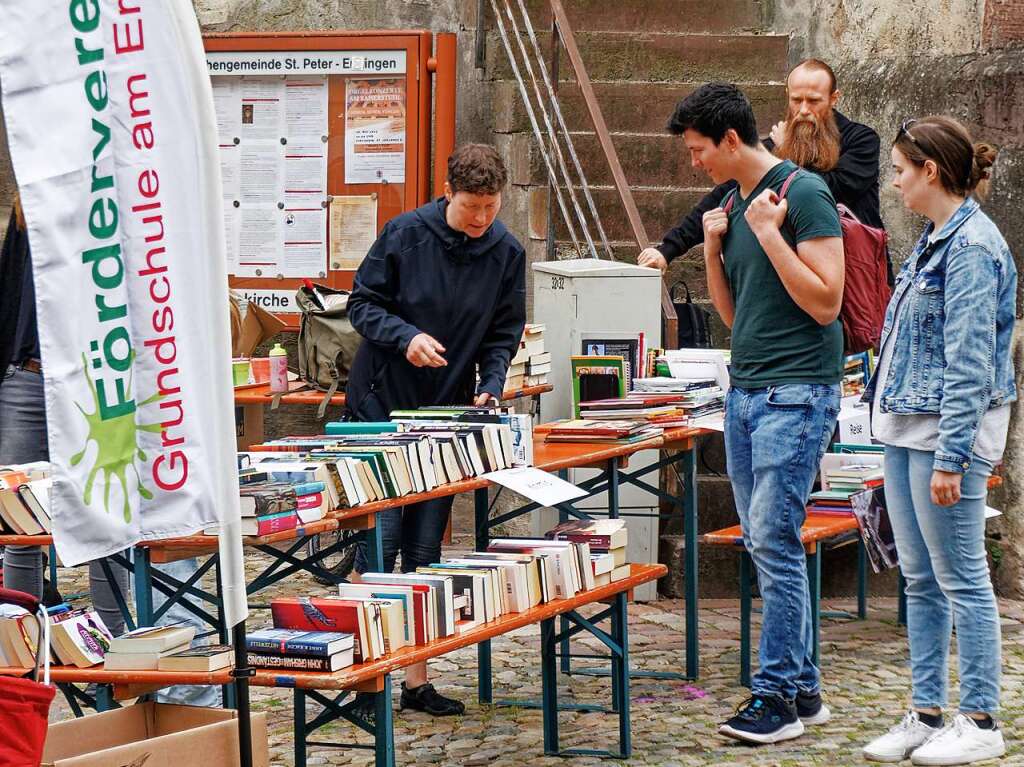 Bcherverkauf fr einen guten Zweck wie hier beim Frderverein der Grundschule am Erle hat seinen festen Platz beim Bchermarkt.