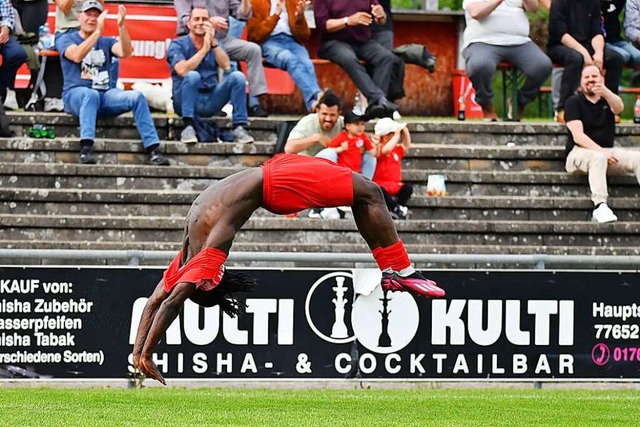 Stephane Njike feiert sein Tor zum 3:0...t freilich dieser Dynamik nicht stand.  | Foto: Wolfgang Knstle