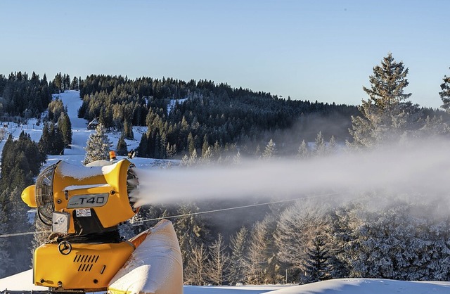 Eine Schneekanone auf dem Feldberg   | Foto: Silas Stein (dpa)