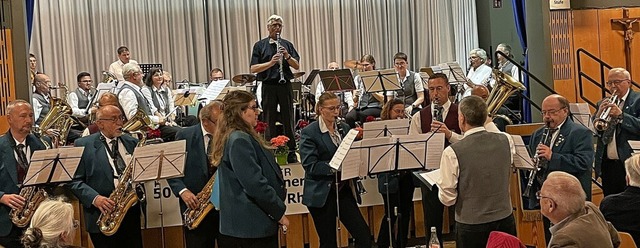 Gemeinsam mit den Hauinger Musikern sp... Eisenbahnermusikvereins zwei Zugaben.  | Foto: Chantal Zoelly