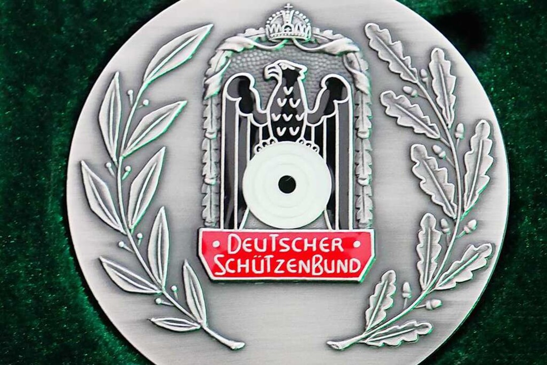 Die Ehrenplakette des Deutschen Schützenbunds (Vorderseite).  | Foto: Eva Korinth