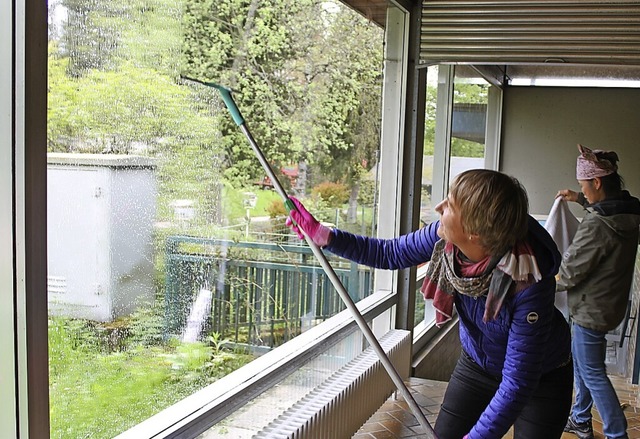 Auch das gehrt dazu: Bettina Leininge...Le Thi beim Fensterputzen im Freibad.   | Foto: Cornelia Liebwein