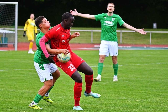 El-Hadji Gora Fall (rechts) und der FV...seinen Gegner nicht ganz regelkonform.  | Foto: Wolfgang Knstle