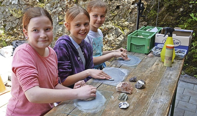 Zur Erffnung des Informationszentrums... Steine machte den Kindern Riesenspa.  | Foto: Edgar Steinfelder