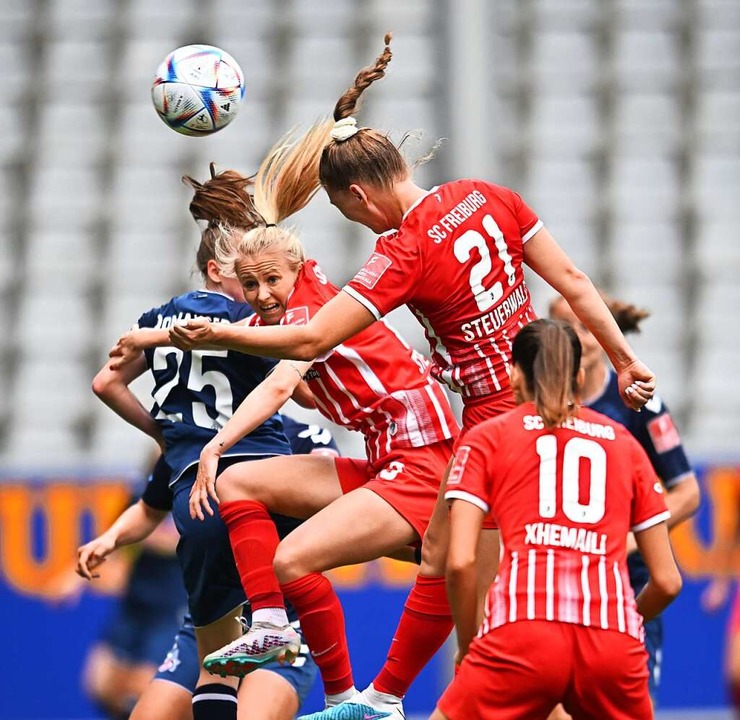 Die SC-Spielerinnen Judith Steinert un...nhauser, beobachtet von Riola Xhemaili  | Foto: Achim Keller