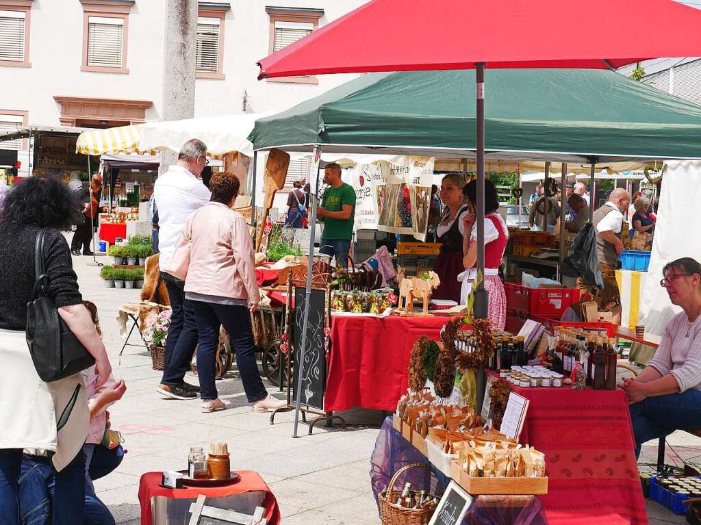 Bei schnem Wetter kamen zahlreiche Besucher auf den Talschulplatz und flanierten durch die Wehrer Hauptstrae.