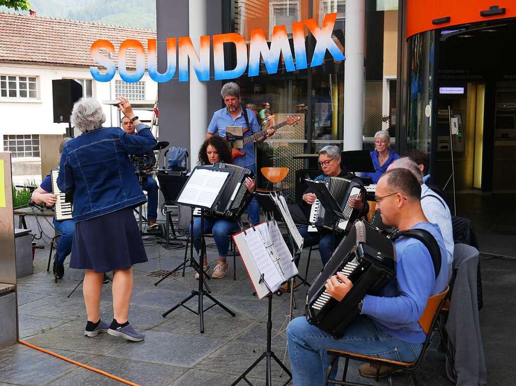 Vor der Volksbank spielten die drei Orchester des Vereins Akonima auf