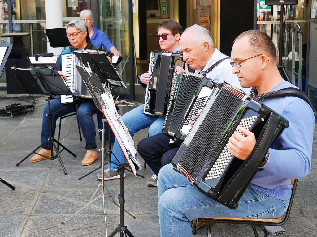 Vor der Volksbank spielten die drei Orchester des Vereins Akonima auf