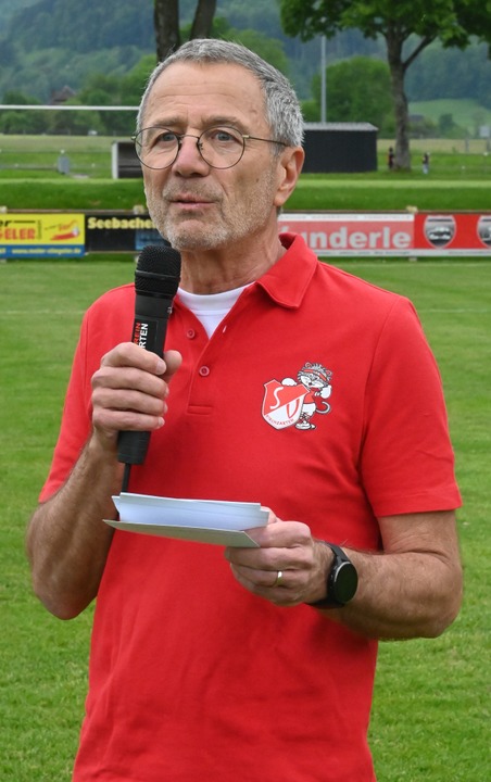 Ulrich Schwr, der Vorstandsvorsitzend...ngersehnten Fuballspiel der Altstars.  | Foto: Markus Zimmermann