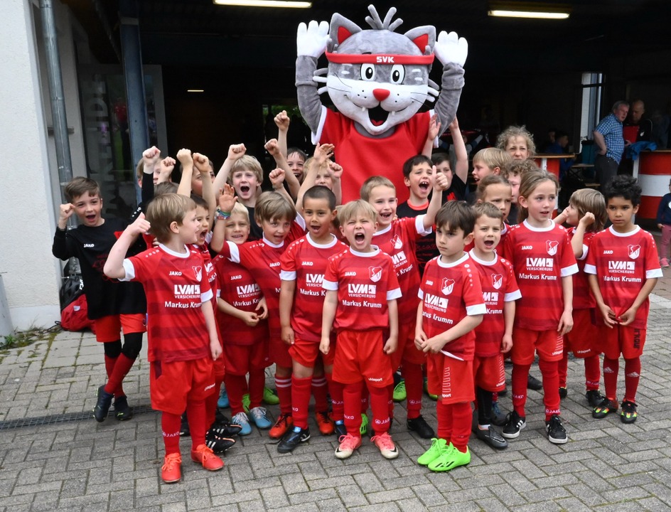 Nur ein bisschen oder dann doch etwas ...ervs, die Einlaufkids mit Maskottchen  | Foto: Markus Zimmermann