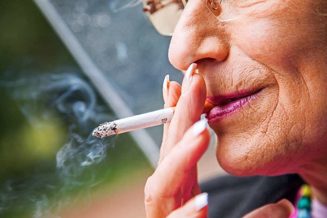 Auch wer erst im Alter mit dem Rauchen...rt, kann noch Lebenszeit dazugewinnen.  | Foto: Christin Klose (dpa)