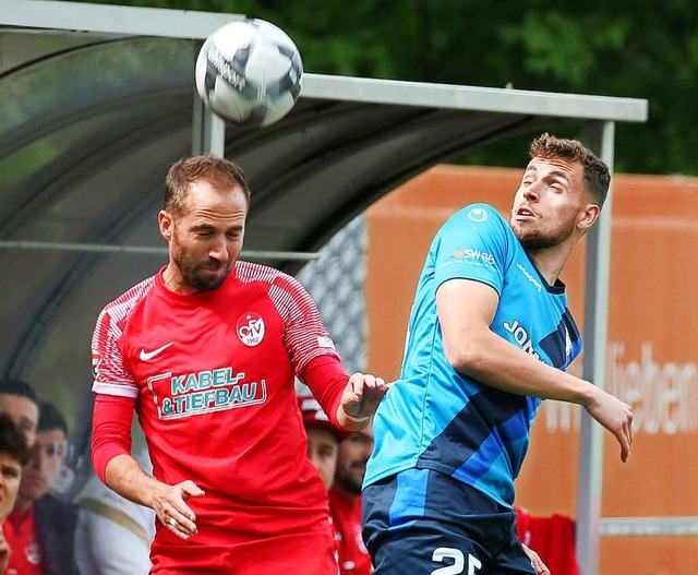 Marco Petereit (l.) und der Offenburger FV haben den Klassenerhalt sicher.  | Foto: IMAGO/Alexander Keppler