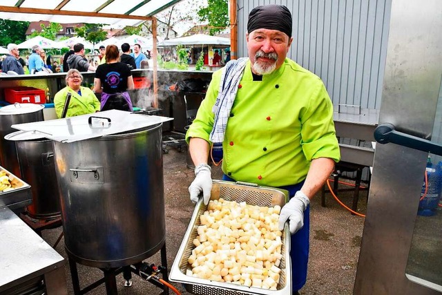 Passend zur Jahreszeit gab es es beim Fest der Dunnerloch-Zotteli Spargel.  | Foto: Heinz und Monika Vollmar