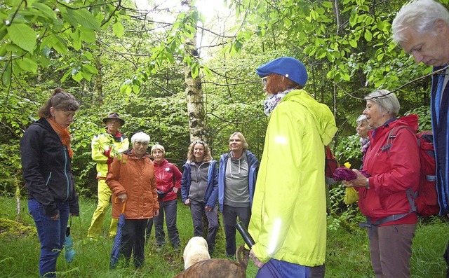 Stadtfrsterin Swantje Schaubhut (link...tenbauvereins flingen durch den Wald.  | Foto: Verein