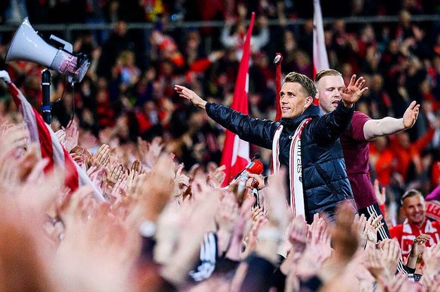 Nils Petersen verabschiedet sich von den Fans des SC Freiburg.  | Foto: Tom Weller (dpa)