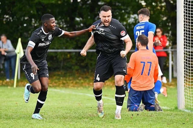 Aliu Cisse (links) nhrte mit einem Dr...en Klassenerhalt. Rechts Mijo Vujevic.  | Foto: Wolfgang Knstle