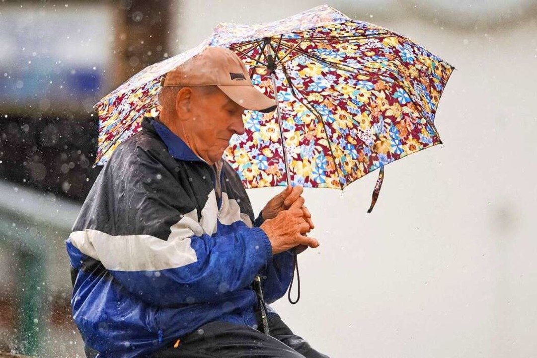 Der Letzte am Platz: Eisenbachs  Fan M...ngst Schutz  vor dem Unwetter suchten.  | Foto: Wolfgang Scheu