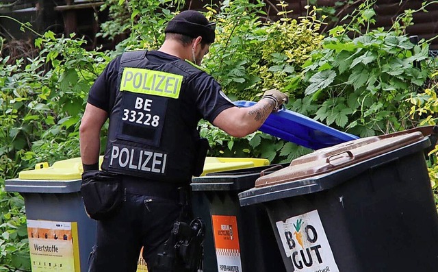 Ermittler suchen nach dem Ttungsdelikt nach Spuren.  | Foto: Dominik Totaro (dpa)