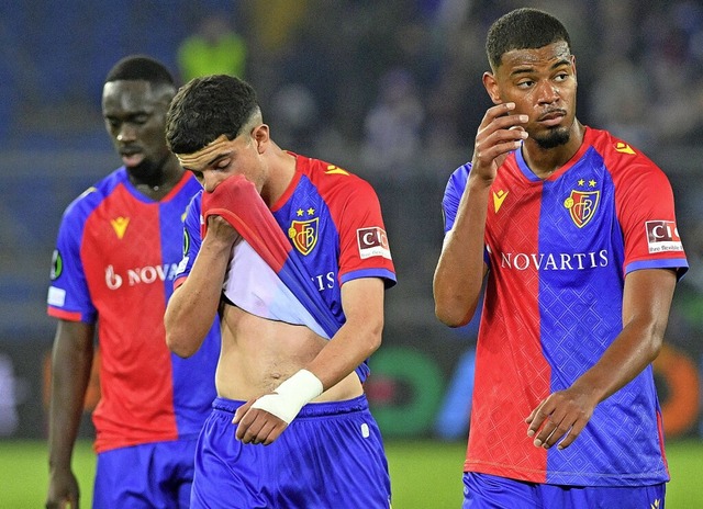 Betretene Gesichter beim FCB: Kasim Adams, Zeki Amdouni und Andy Diouf (v. l.)  | Foto: IMAGO/Pius Koller