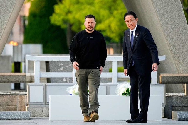 Japans Premier Kishida und der ukraini...j vor dem Friedensdenkmal in Hiroshima  | Foto: Pool (dpa)