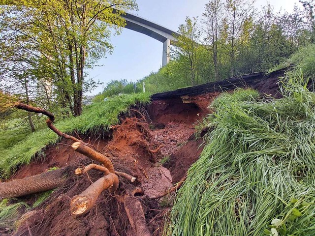 Die ausgewaschene Unterhhlung der Lan...h; im Hintergrund die Gutachtalbrcke.  | Foto: Peter Stellmach