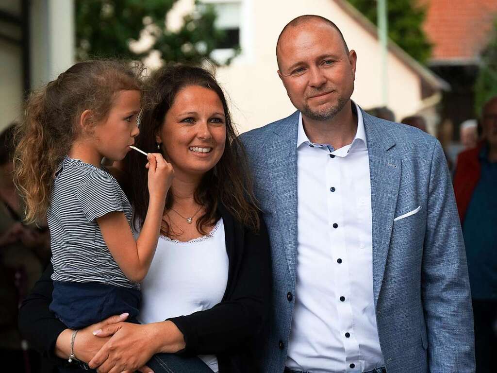 Erschpft und glcklich: Sarah Michaelis mit Tochter Lilian und Ehemann Stefan nach der Verkndigung des Wahlergebnisses.