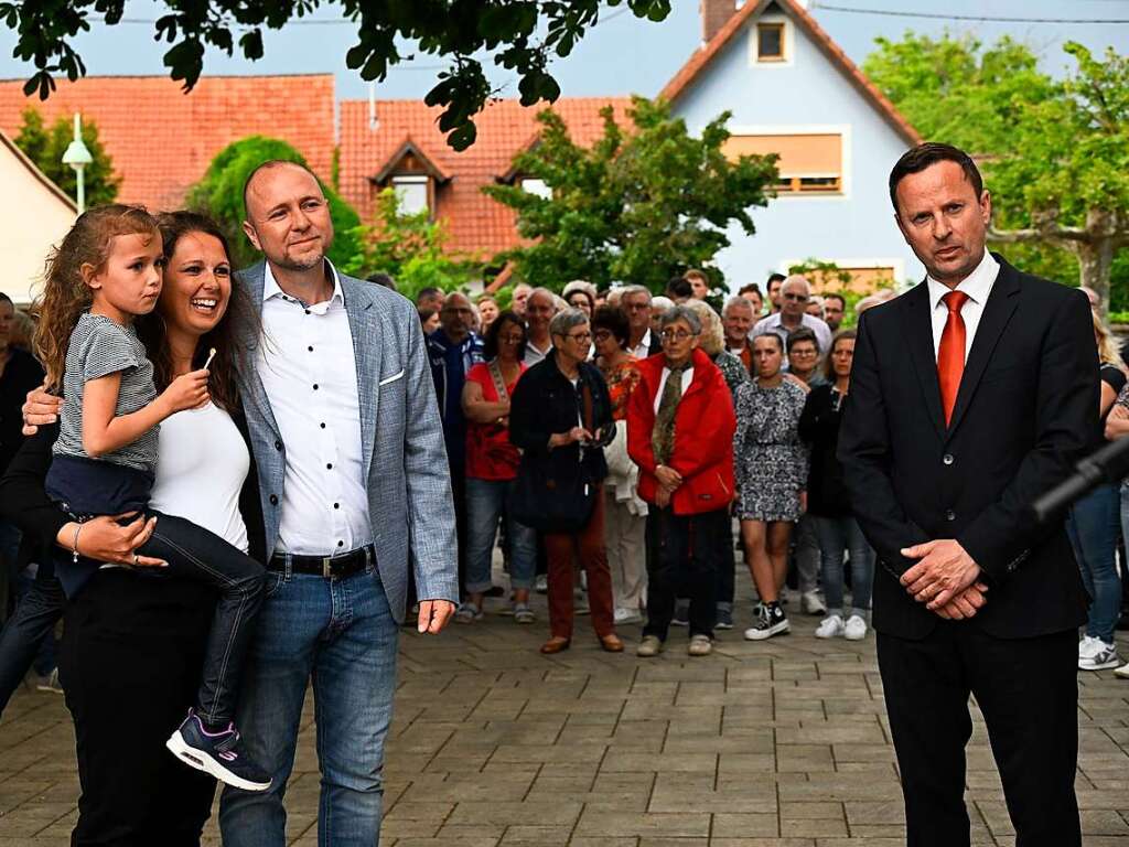 Das Interesse am Wahlergebnis war gro: Viele Brgerinnen und Brger sowie einige Brgermeister aus der Umgebung waren auf den Platz vor dem Castell gekommen.