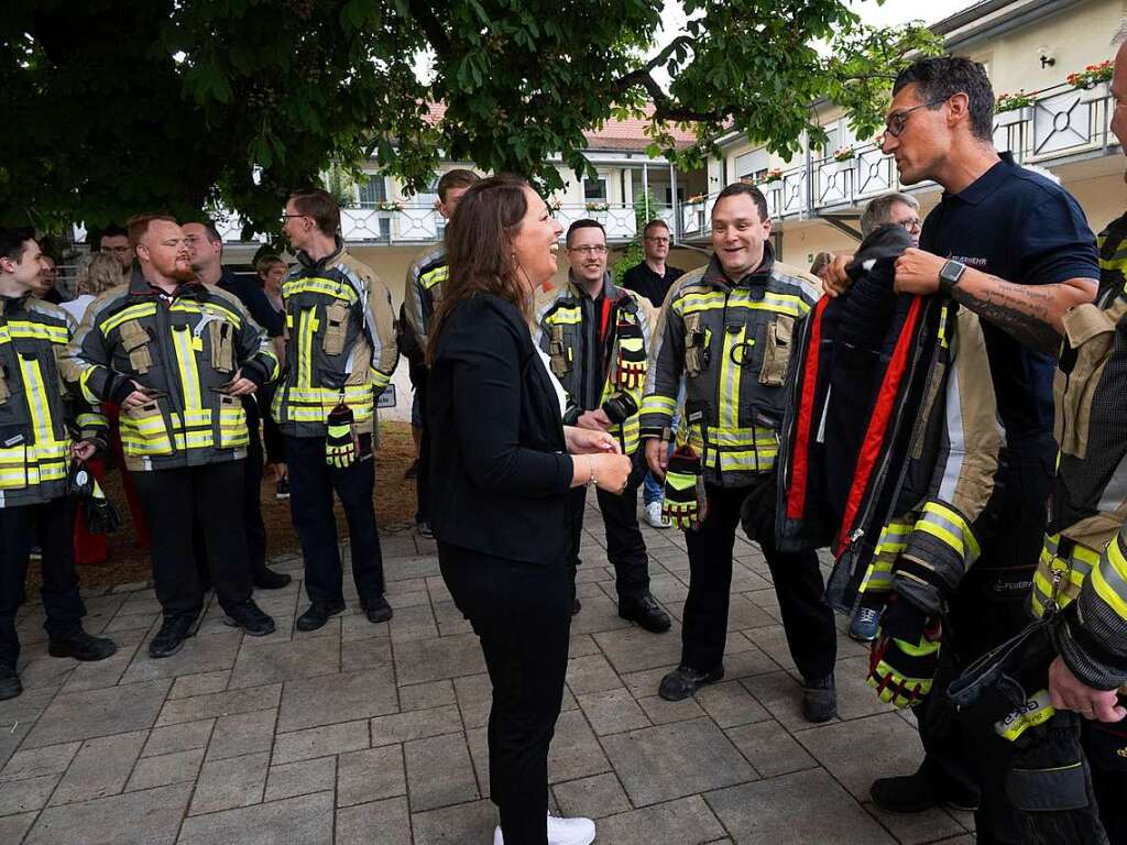 Die Feuerwehr gratulierte herzlich und kleidete ihre knftige Dienstherrin gleich mit einer Einsatzjacke ein.