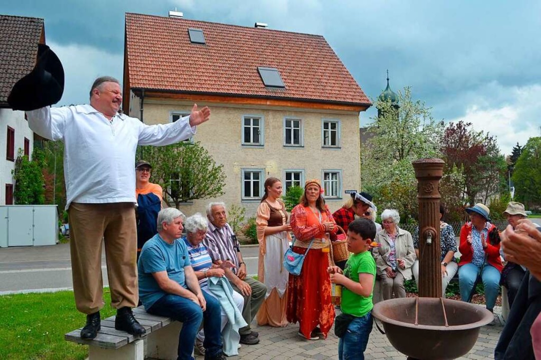 Michael Schwörer von den Bühnenfreunde...edet die Teilnehmer auf dem Dorfplatz.  | Foto: Liane Schilling