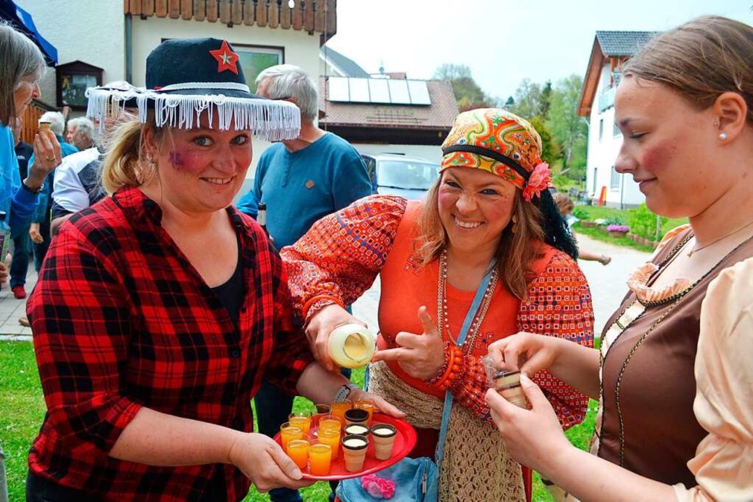 Mobiler Ausschank auf dem Dorfplatz.  | Foto: Liane Schilling