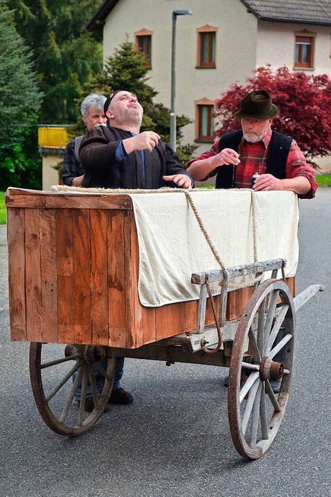 Zwei Knechte, gespielt von Achim Alber...t zum Kirchweg, wo er verscharrt wird.  | Foto: Liane Schilling