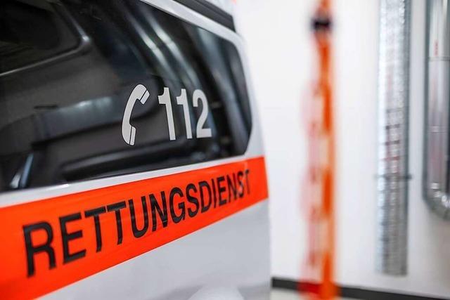 Bei einem Autounfall in Lörrach werden fünf Menschen verletzt