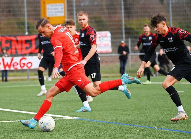 Neven Ivancic (in Rot), hier umringt v...der Kicker, die den FFC nun verlassen.  | Foto: Achim Keller